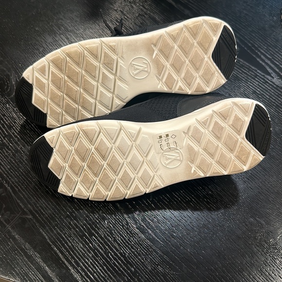 Rarely worn Luis Vuitton Women’s Aftergame Sneaker! In good condition, no rips. - Picture 6 of 6